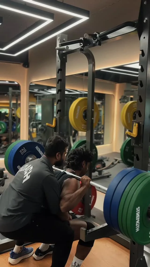 Free-weight training at Fitora