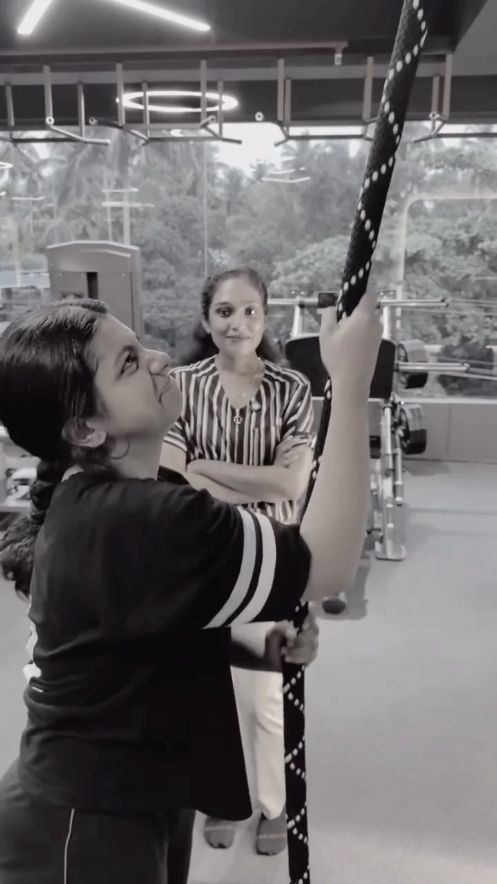 Strength machine training at Fitora